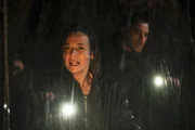 Amaia Salazar (Marta Etura, l.) und ihr Kollege Jonan Etxaide (Carlos Librado 'Nene', r.) jagen die Entführer von Amaias kleinem Sohn Ibai und kommen der schrecklichen Wahrheit des Falles immer näher.