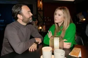 Jessica (Nina Ensmann) entwickelt langsam Vertrauen zu Pedro Navarro (Alberto Ruano).