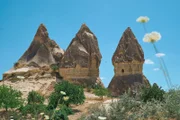 Im Göreme Nationalpark in Kappadokien findet man diese Felsformationen – geschützt von der UNESCO.