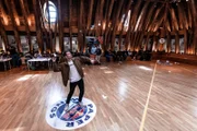Papierflieger-Pionier Philipp Gebhardt mit seinem Gewinner-Papierflieger. Der Kieferorthopäde trat bei der allerersten „Red Bull Paper Wings“ WM 2006 in der Disziplin „Longest Airtime“ an und wurde Deutscher Meister.