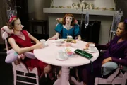 Das Haus der Puppen: (v.l.n.r.) Bethany Wallace (Rosalie Ward), Cindy Amundson (Megan Duffy) und Maxine Wynan (Monique Patrice) ...