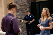 Ein neuer Fall führt Reid (Matthew Gray Gubler, l.), JJ (AJ Cook, r.) und das restliche Team nach Arizona, wo ein Killer junge Frauen entführt, vergewaltigt und tötet ...
