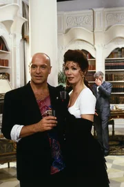 Evelyn (Iris Berben) und ihr frisch geschiedener Ehemann Achim (Wilfried Baasner) sind zu Gast auf Christine von Guldenburgs Geburtstagsfeier.