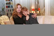 Lisa (Alexandra Neldel, r.) hat Albträume wegen David und wird von Laura (Olivia Pascal, l.) getröstet.