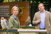 Falknermeisterin Sandra Holzinger (Stefanie von Poser, l.) kann gegenüber Kommissar Hartl (Michael A. Grimm, r.) kein Alibi nachweisen.