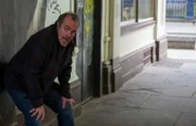 Taxifahrer Lachie Nevin (Gavin Mitchell) haut ab, als die Polizei ihn befragen will.
