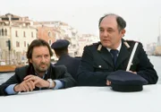 Commissario Brunetti (Uwe Kockisch, li.) und sein Assistent Sergente Vianello (Karl Fischer) stehen vor einem Rätsel.