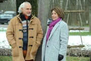 Rosi gerät mit einem Herrn auf dem Spielplatz aneinander. Von links: Karl (Hansa Czypionka) und Rosi Kirchleitner (Brigitte Walbrun).