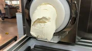 Was gibt es Besseres, als eine kalte, cremige, fruchtige Erfrischung in der Waffel! Doch woher kommen eigentlich die Zutaten für Eis? Was ist drin? Wie wird’s gemacht? Und für alle, die eine Eiswaffel zuhause backen wollen: Felix zeigt, wie das mit wenig Aufwand geht. - Eismaschine.