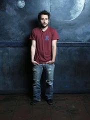 (1. Staffel) - Charlie Kelly (Charlie Day) legt auf Hygiene keinen besonderen Wert, ist stets pleite und verbringt viel Zeit mit Schnüffeln ...