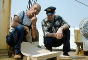 Peter Lustig (l.) fährt auf einem Fischkutter mit.