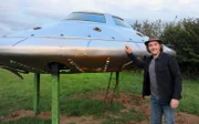 Das Team von Unique B&B hilft mit ein altes Zelt wieder auf Vordermann zu bringen und Simon geht auf die Suche nach einem ausrangierten Metallkarrenrad, das er verwendet, um eine einzigartige Dusche unter dem Sternenhimmel zu bauen.