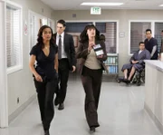 In Alabama wird ein Ehepaar im Schlaf ermordet und dessen Tochter Cate entführt. Jordan (Meta Golding, l.) Hotch (Thomas Gibson, M.) und Prentiss (Paget Brewster, r.) suchen nach Hinweisen, um den Täter zu überführen ...