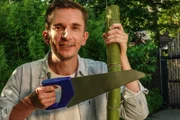 Pandabären ernähren sich fast ausschließlich von Bambus. Doch wie knacken sie die harten Stangen? "PUR+"-Moderator Eric Mayer ist im Zoo Berlin und besucht dort die Pandabären-Familie. Eric Mayer macht ein kleines Experiment, um herauszufinden, wie schwierig es ist, Bambusstangen zu knacken und zu schälen.
