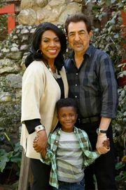 L-R: Hayden Montgomery (Sheryl Lee Ralph), Kai Struthers (Jaiden Alexander McLeod) und David Rossi (Joe Mantegna)