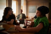 Joyce (Matilda Willigalla, r., mit Clara Jaschob) ist von Herrn Zechs Unterricht gelangweilt.