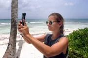 Co-Pilotin Alina am Strand.