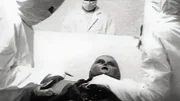 Der Film 'Alien Autopsy' über die angebliche Obduktion eines Aliens löste eine breite Debatte aus.