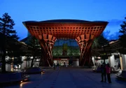 Das Eingangstor des Hauptbahnhofs ist inzwischen das Wahrzeichen von Kanazawa.