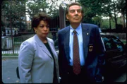 Der Mord an einem Kollegen beschäftigt Lt. Anita Van Buren (S. Epatha Merkerson, l.), Detective Briscoe (Jerry Orbach, r.) und das restliche Team ...
