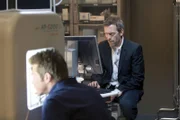 Evan Greer (Jason Lewis, l.) wird von Dr. House (Hugh Laurie, r.) zu einer Untersuchung gezwungen ...