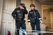 Tarik (Serhat Cokgezen, l.) und Claudia (Janette Rauch, r.) sehen sich in Nicoles Wohnung um und versuchen, den Tathergang zu rekonstruieren.