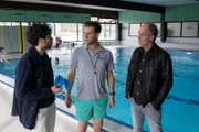 Max Nordmann (Garry Fischmann, l.) und Oskar Schütz (Marek Erhardt, r.) befragen den Bademeister Ludger Meinke (Philippe Goos) erneut. Was hat er mit Anabolika zu tun?
