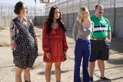 (v.l.n.r.) Carol (Kristen Schaal); Erica (Cleopatra Coleman); Melissa (January Jones); Todd (Mel Rodriguez)