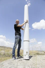 Der spanische Ingenieur David Yáñez mit seiner Erfindung: eine Windturbine ohne Flügel oder Generatorgondel.