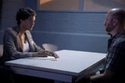 Dr. Tara Lewis (Aisha Tyler, li.)