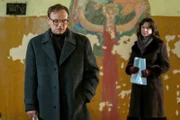 l-r: Valery Legasov (Jared Harris), Ulana Khomyuk (Emily Watson)