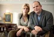 Johannes Sonntag (Matthias Klimsa, r.) will die selbstbewusste Kommissarin Diana Fabich (Nina Gnädig, l.) von Julias Unschuld überzeugen. Doch die Beweise gegen Julia wiegen schwer …
