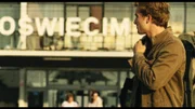 Der deutsche Zivi Sven (Alexander Fehling) vor dem Bahnhof der polnischen Kleinstadt Oswiecim = Auschwitz.