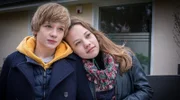 Levin (Moritz Pauli) und Kira (Marlene von Appen) sind verliebt.