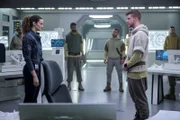 vorne, l-r: Lt. Sharon Garnet (Christie Burke) und Milos Warren (Kieran Mortell)