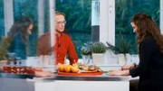 Mit Hilfe der Technik ein Leben lang histaminarm essen: Ernährungs-Docs Matthias Riedl rät Lisa S. eine App zu nutzen, die den Histamingehalt für einzelne Lebensmittel anzeigt.
