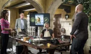 Machen sich Sorgen um Callen, der sich auf eine geheime Mission begeben hat, um mehr über seine Vergangenheit zu erfahren: Deeks (Eric Christian Olsen, 2.v.r.), Granger (Miguel Ferrer, 2.v.l.), Sam (LL Cool J, r.) und Kensi (Daniela Ruah, l.) ...