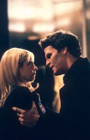 Buffy (Sarah Michelle Gellar, l.) fragt sich entsetzt, ob Angel (David Boreanaz, r.) sich wieder in den dämonischen Angelus verwandelt hat ...
