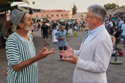 Christopher Clark diskutiert mit einem marokkanischen Geschichtenerzähler