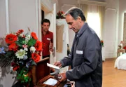 Curd (Holger Gotha, r.) wird von Nils (Florian Stadler, l.) in Patrizias Gästezimmer erwischt.