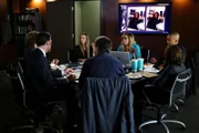 Als mehrere Social-Media-Persönlichkeiten in Maryland tot aufgefunden werden, machen sich Reid (Matthew Gray Gubler, l.), Derek (Shemar Moore, r.), Hotch (Thomas Gibson, 2.v.l.), Rossi (Joe Mantegna, M.), JJ (AJ Cook, 3.v.l.), Garcia (Kirsten Vangsness, 3.v.r.) und Kate (Jennifer Love Hewitt, 2.v.r.) auf die Suche nach dem Täter ...