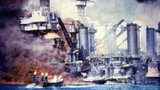 Ein Motorboot mit Matrosen kurz nach dem japanischen Luftangriff 1941 auf Pearl Harbor – vor der sinkenden 'USS West Virginia' im Hafen.