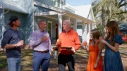 Mike, Bryan, Grumpy, Hayden, and Gray feiern ein fertiges Zuhause, wie in Happy to be Home S2 zu sehen.