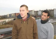 Als Tayfun (Tayfun Baydar, re.) Lenny (Alexander Becht) auf der Brücke antrifft, kapiert er schnell, dass Lenny keinen Lebensmut mehr hat.