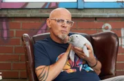 Der niedliche Staubsauger der Meere: Der Dugong ist ein Säugetier und gehört zur Gattung der Seekühe. Die Tiere mit dem seltsamen Riesenrüsseln sind die Pazifisten der Weltmeere, weswegen die Herdentiere auch äußerst schützenswert sind. Thomas D stellt die süßen Dugongs vor – Wissen vor acht - Natur.