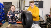 Marina und Tobi bauen gemeinsam eine Reifenschaukel aus einem alten Autoreifen.