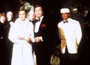 Jennifer (Stefanie Powers, l.) und Jonathan (Robert Wagner, 2.v.r.) sind bei der feierlichen Eröffnung einer archäologischen Ausstellung.