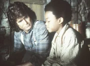 Solomon (Todd Bridges, r.) erzählt Charles Ingalls (Michael Landon, l.), warum er von zu Hause weggelaufen ist.
