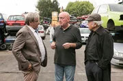 Schubert (Peter Clös, M.) kann Günter (Wolfgang Winkler, l.) und Edwin (Tilo Prückner, r.) nicht sagen, wie der Wagen in die Presse kam.