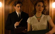 Pedro Infantes (Adrián Lastra, l.); Clara Montesinos (Marta Hazas, r.)